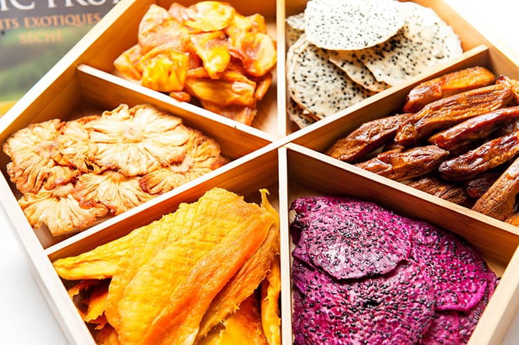 Những thực phẩm NGUY HẠI bố mẹ không nên cho bé ăn dịp Tết